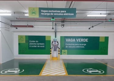 Veículos elétricos podem ser carregados na Ferreira Costa