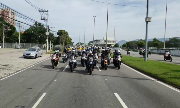 Bolsonaro faz percurso com motociclistas no Rio de Janeiro