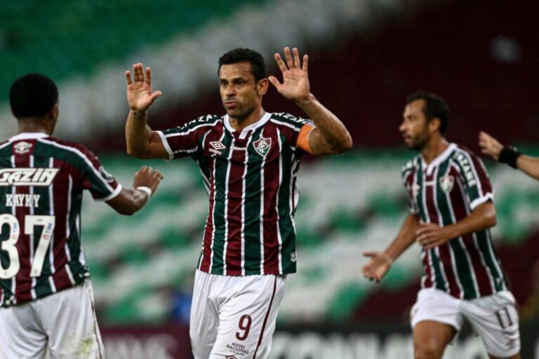 Flu inicia mal, mas vence o Santa Fe e vê vaga mais próxima