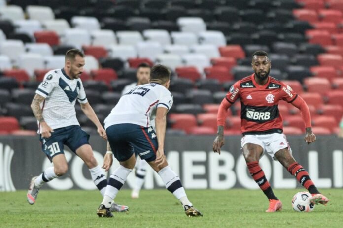 Flamengo empata com o Vélez e avança em primeiro