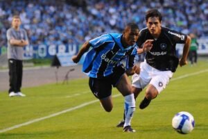 Grêmio anuncia contratação de Douglas Costa
