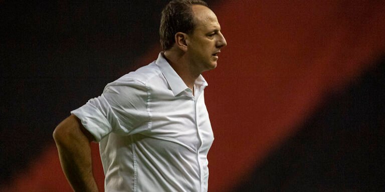 Torcedores do Flamengo pedem a saída do técnico Rogério