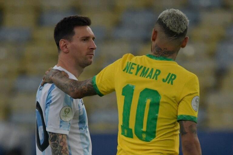 Neymar e Messi se abraçam após final da Copa América