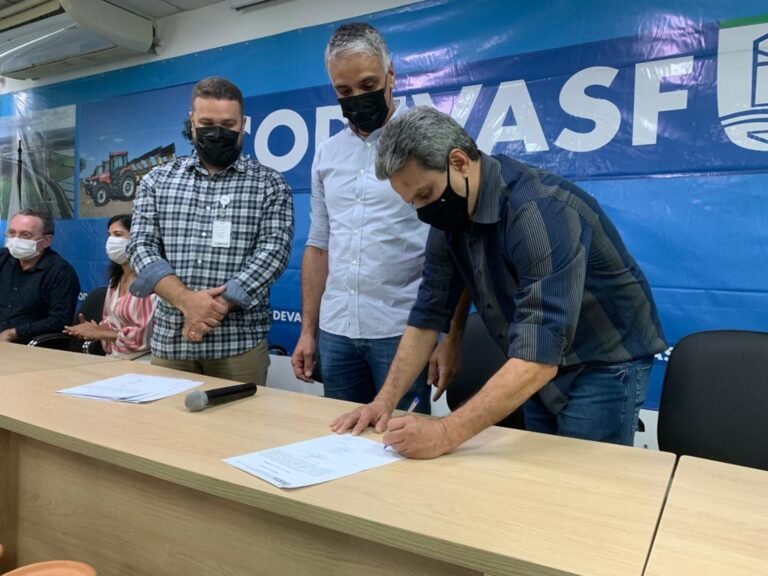 A ordem de serviço assinada pelo prefeito Juca na manhã desta quarta-feira, 25, é para realização de obras de pavimentação asfáltica no Conjunto Manoel do Prado Franco e no bairro Pedra Branca em Laranjeiras.