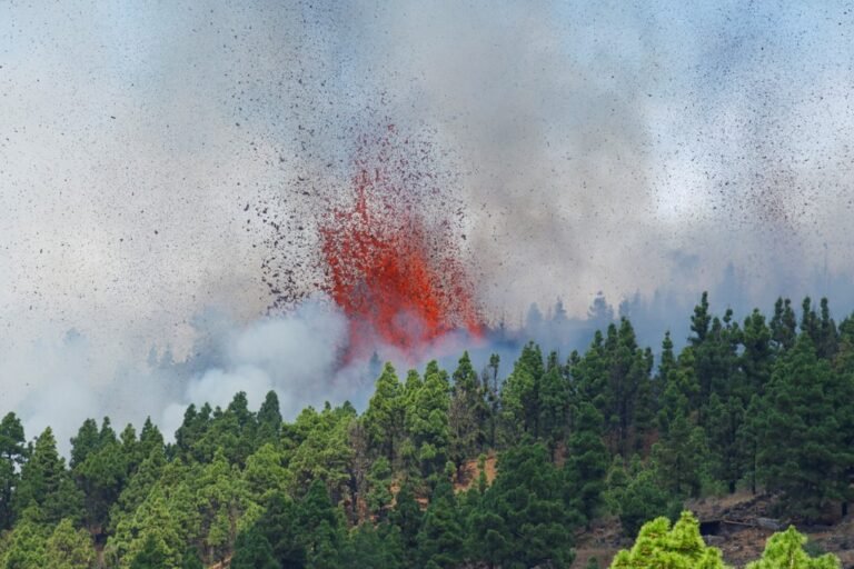 Vulcão entra em erupção nas Ilhas Canárias espanholas