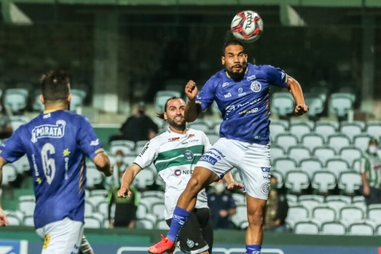 Confiança sai na frente, mas deixa Coritiba empatar nos acréscimos