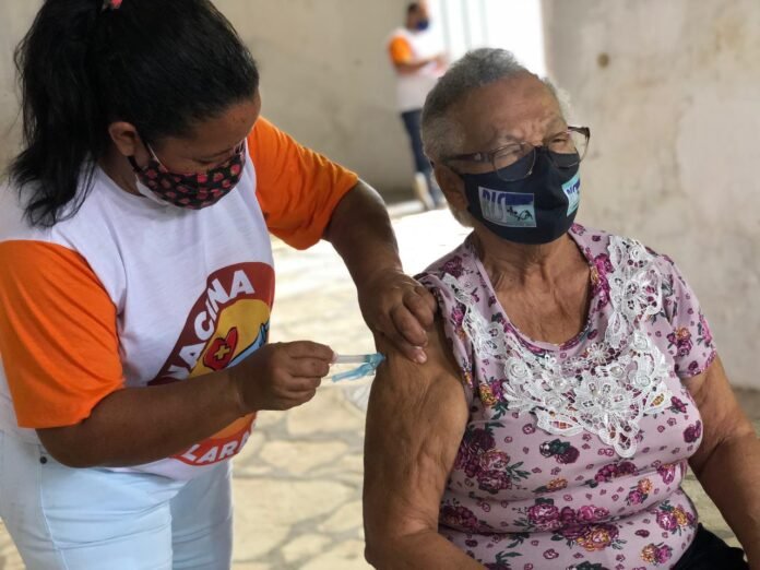 Laranjeiras vai vacinar idosos a partir dos 80 anos com a 3ª dose