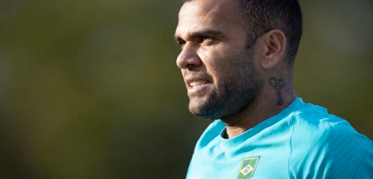 Daniel Alves faz contraproposta e pode fechar com o Fluminense