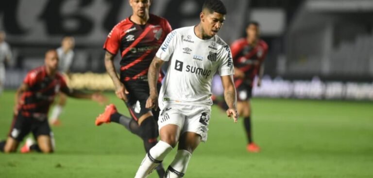 O Athletico Paranaense venceu novamente o Santos por 1 a 0, na decisão de uma das vagas da semifinal da Copa do Brasil. A decisão de quartas de final começou com vantagem de 1 a 0 para o Athletico Paranaense, resultado feito em Curitiba. Do lado do Santos, só a vitória interessava. Escalações SANTOS – João Paulo; Pará, Balieiro, Wagner, Felipe Jonatan; Jean Mota, Carlos Sánchez, Pirani; Marinho, Raniel e Lucas Braga. Técnico: Fábio Carille ATHLETICO – Santos; Pedro Henrique, Thiago Heleno, José Ivaldo; Marcinho, Erick, Richard, Abner; Nikão, Terans, Kayzer. Técnico: Paulo Autuori 1ºTempo O jogo começou tenso, como era esperado pela situação das equipes, para apreensão dos santistas, João Paulo sentiu a virilha logo no inicio da partida, mas seguiu. O Santos, com desfalques em todos os setores, tentava se achar, o Athletico, com 3 zagueiros, se fechava bem e tentava explorar o meio pouco marcador do Peixe. Os santistas se acharam no jogo na segunda parte do 1º tempo, com Marinho ligado e criando muito pela direita. No fim da primeira etapa o Athletico melhorou e teve bons momentos também, 0 a 0 no placar. 2ºTempo O jogo não mudou muito no começo do 2ºtempo, com o Santos criando mais, mas chutando pouco. Aos 22 minutos, Diego Tardelli fez sua estreia pelo Santos, no lugar do apagado Sánchez. O jogo caminhava para o empate, quando Zé Ivaldo, novidade do Athletico para a partida, acertou um chutasso, em sobra de escanteio, 1 a 0 para os paranaenses. Classificado, o Athletico Paranaense espera o adversário que sai de Flamengo e Grêmio. O gol do jogo ARBITRAGEM Árbitro: Leandro Pedro Vuaden (RS) Assistente 1: Jorge Eduardo Bernardi (RS) Assistente 2: Jose Eduardo Calza (RS) Quarto árbitro: Roger Goulart (RS) Analista de campo: Jose Henrique de Carvalho (SP) Árbitro de vídeo: Daniel Nobre Bins (RS) Com informações do portal Torcedores