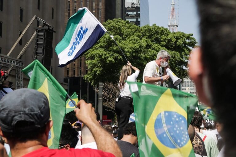 Protestos a favor do impeachment de Bolsonaro são registrados