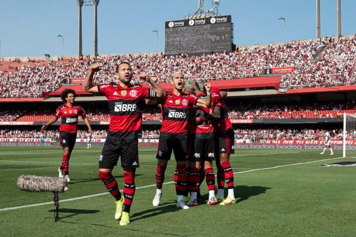 São Paulo é goleado pelo Flamengo e segue perto do Z4 do Brasileiro