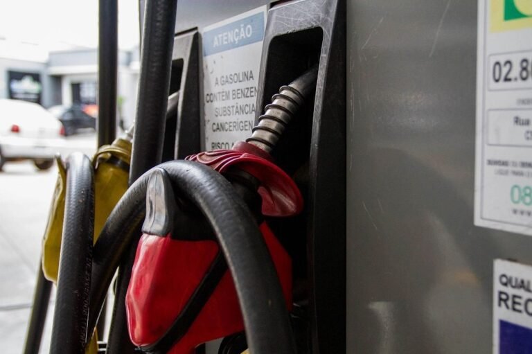 Gasolina sobe 2,25% em uma semana e se aproxima de R$ 8