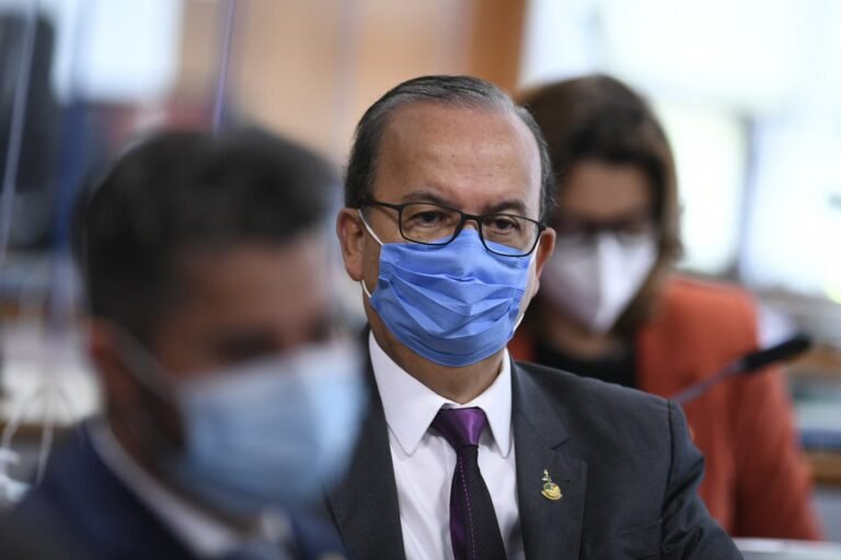 Valdemar recebe carta branca do PL para acertar com Bolsonaro, diz senador