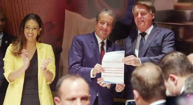 Bolsonaro se filia ao PL e diz que 'tirou o Brasil da esquerda'