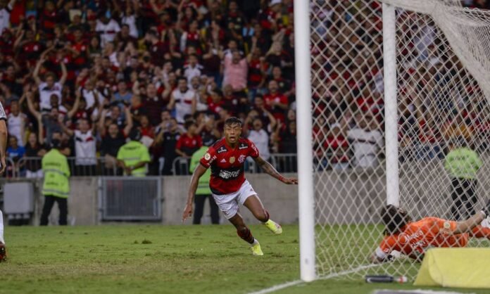 Flamengo vence o Corinthians no Maracanã com gol nos acréscimos
