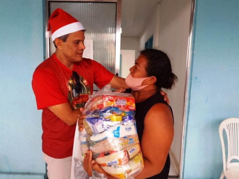 Laranjeiras: Gestão de Juca distribui cestas básicas com frango e brinquedos
