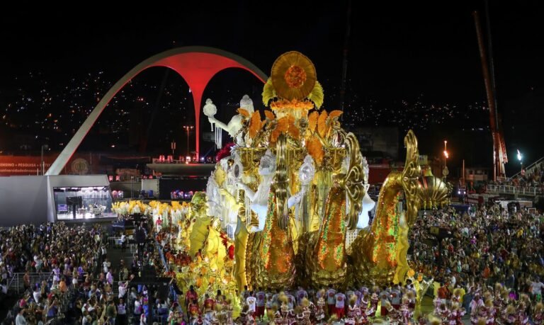 Desfile de carnaval no Rio e São Paulo são adiados para feriado de Tiradentes