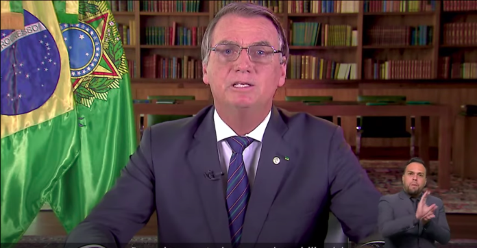 Bolsonaro faz discurso aos brasileiros por meio da TV