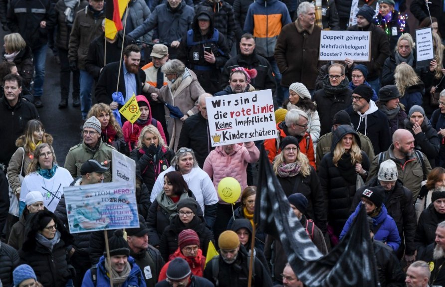 Protestos contra obrigatoriedade de vacina ganham adeptos e se alastram pelo mundo