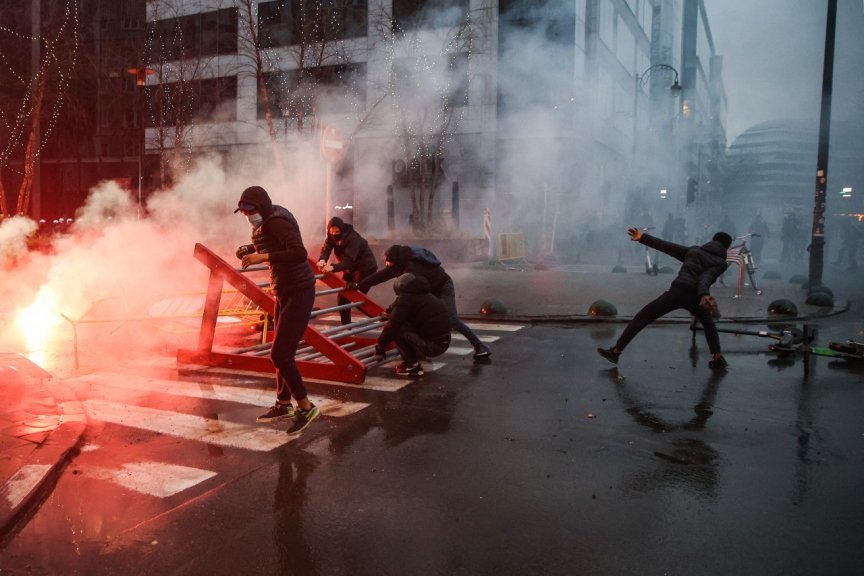 Protestos contra obrigatoriedade de vacina ganham adeptos e se alastram pelo mundo