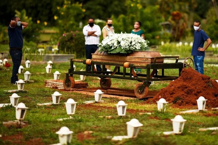 Covid-19: Brasil registra 1.308 mortes, maior número desde julho de 2021