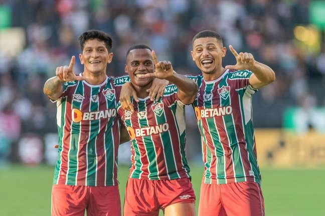 Fluminense vence o Flamengo com gol de Arias no final