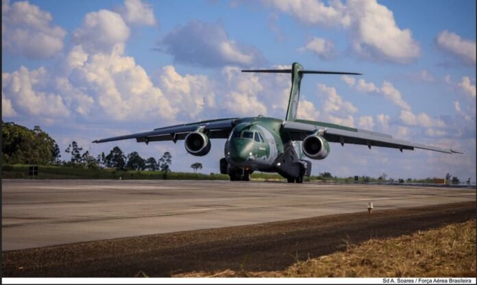 Rússia x Ucrânia: Aeronave da FAB que resgatou brasileiros deixa a Polônia