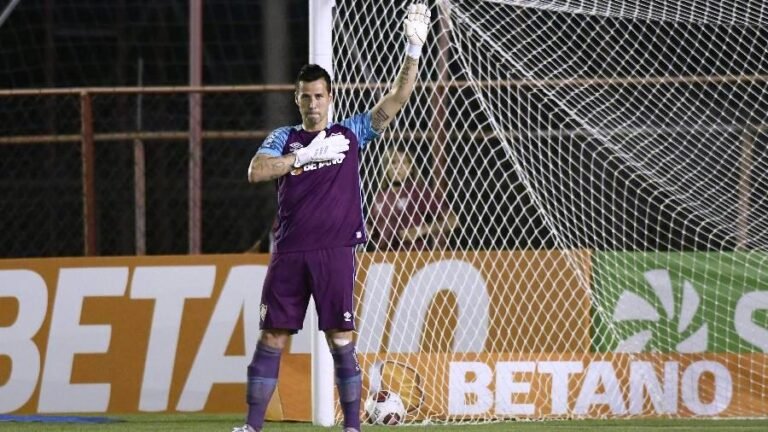Abel Braga parabeniza torcida do Fluminense após erro do goleiro Fábio