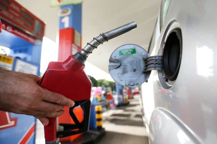 Preço da gasolina pode chegar a quase R$ 8 por litro em postos de Aracaju