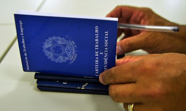 Brasil cria 136 mil empregos com carteira assinada em março, diz Caged