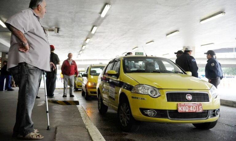 Governo inicia pagamento do Auxílio para taxistas e caminhoneiros em agosto