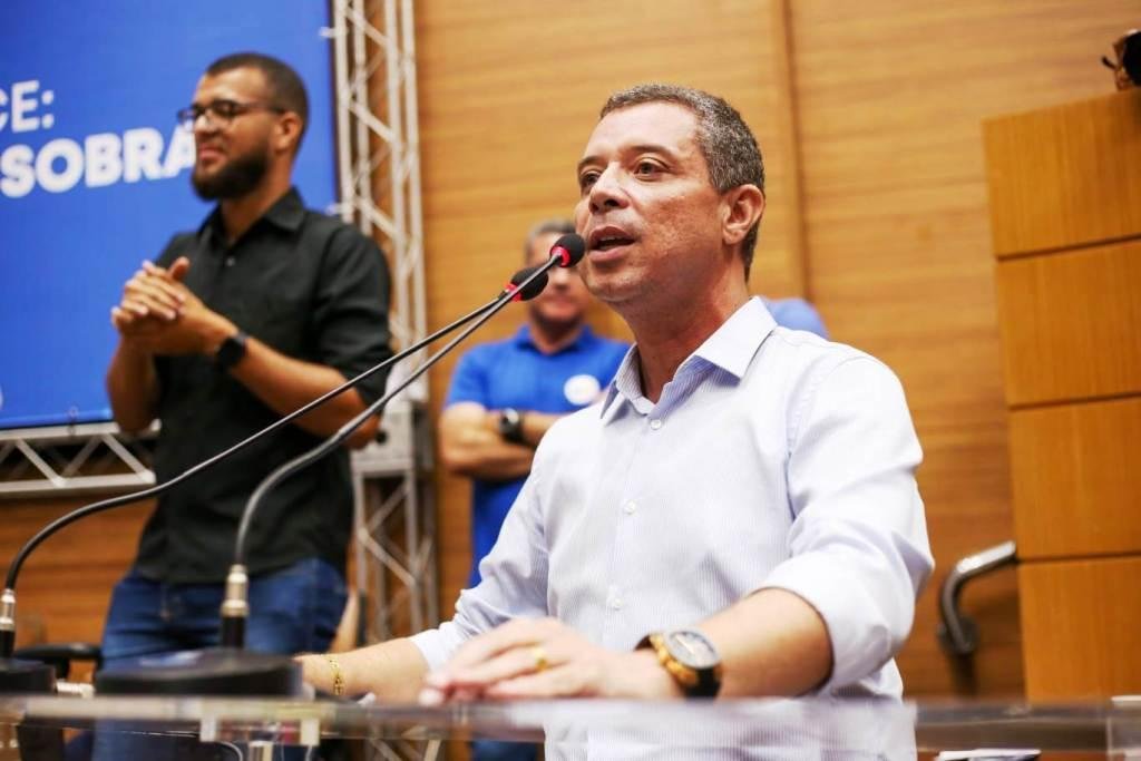 Em convenção realizada nesta sexta-feira, 05, Fábio e Zezinho foram oficializados como candidatos da chapa majoritária do grupo governista. Durante seu discurso, Fábio declarou que seu legado é de ser ficha limpa. União, combate à fome, emprego, inclusão. Esses foram os temas que permearam o discurso do agora candidato ao governo do Estado pelo PSD, Fábio Mitidieri, durante convenção que oficializou seu nome à disputa. A solenidade ocorreu nesta sexta-feira, 5, na Assembleia Legislativa de Sergipe, confirmando a coligação ‘Novo Tempo Pra Sergipe’ para a disputa de pleito de outubro. Composta pelos partidos PSD, PDT, PP, Republicanos, União Brasil e Avante, a chapa tem Fábio como governador, Zezinho Sobral como vice-governador e Laércio Oliveira como senador. Fábio chegou à Assembleia na companhia do governador Belivaldo Chagas, do prefeito de Aracaju, Edvaldo Nogueira, de Zezinho Sobral e de Laércio. Recepcionado por lideranças e populares, ele falou sobre o plano de Governo que pretende fazer Sergipe avançar nas áreas de geração de emprego, de renda e saúde. “Quero ser o governador do emprego para dar dignidade aos milhares de pais e mães de família que, hoje, amargam o desemprego. Para fazer o emprego chegar aos jovens. Quero ser o governador da segurança alimentar para botar comida na mesa das famílias vulneráveis, chegando com a urgência que essa situação exige. Estabelecendo um verdadeiro pacto contra a fome, pra acabar com essa mancha vergonhosa em nossa terra, seja através de transferência de renda, de benefícios que o estado implante, seja ampliando proteção e amparo, mas não permitindo que nenhum sergipano mais passe fome. Quero ser o governador da saúde acessível e de qualidade, descentralizando e ampliando a prestação de serviços de assistência médica, fazendo-os chegar a todos os municípios, qualificando esses serviços, apoiando os prefeitos na Atenção Básica e ampliando a média e alta complexidade”. Histórico político Formado em administração, Fábio atuou em empresas até assumir como vereador de Aracaju em 2008. No mesmo período, assumiu a Secretaria Municipal de Esportes, onde implantou o projeto Bolsa Atleta, de apoio financeiro a atletas da capital. Foi secretário de Estado do Trabalho e, em 2014, foi eleito deputado federal. Em oito anos de Câmara Federal, ele destinou emendas para esporte, por meio de recuperação de espaços esportivos; pavimentação, por meio de parceria com a Codevasf; infraestrutura, equipamentos para Associações de Moradores. Ele lembrou a influência política de seu pai, Luiz Mitidieri, deputado estadual por seis mandatos. “Começamos hoje um novo tempo para Sergipe. Aqui, na tribuna da Assembleia Legislativa onde meu pai serviu o povo e deixou um exemplo de honra e trabalho, assumo o compromisso de construir uma nova fase de desenvolvimento em minha terra. Meu legado é de ficha limpa e é chegada a hora de instaurar um novo tempo em Sergipe”. A candidatura de Fábio reúne prefeitos de diversas regiões sergipanas e de diferentes linhas políticas. O diálogo é a base de sua política o que explica a união, em prol de seu nome, de grupos políticos conhecidos pela disputa em seus municípios. A capacidade política de se unir por Sergipe também foi destaque em sua fala, assim como a polarização no debate nacional. “Chega dessa polarização esquizofrênica que arrasta todo o país. Política não é isso. Política é para aproximar as pessoas. Estamos dando aqui um recado importante não apenas para Sergipe, mas para todo o Brasil: chega de ódio”. Projetos Na área da Educação, Fábio pretende expandir o ensino integral para elevar a qualidade da aprendizagem, implantar a banda larga em todas as escolas da rede e instituir o acompanhamento permanente do ensino. Para fomentar o desenvolvimento, o candidato do PSD aposta na inovação e tecnologia, na economia criativa, no potencial econômico do turismo e na exploração de petróleo e gás. “Sem esquecer o enorme potencial do nosso campo, seja do agronegócio, seja da agricultura familiar, atendendo também o pequeno produtor rural, garantindo-lhe assistência técnica e condições para tocar seus negócios”. “Nossas ideias, nossos planos, nossas propostas é o que nos guiam. Vamos fazer uma campanha civilizada, decente como o povo sergipano. É pelo sergipano, pelo trabalhador rural, pelo estudante, pelo servidor, pelo empreendedor, pelo operário, pela mãe solo, pelos negros, pelas minorias, pelo agente cultural, pelo autônomo que estou aqui, na Assembleia Legislativa de Sergipe, pra dizer que serei servidor de vocês, povo sergipano”. Fonte: Assessoria de Imprensa do candidato.