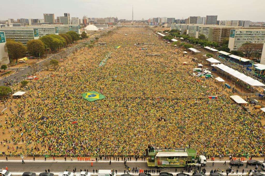 Desfile em comemoração ao Bicentenário reúne multidão na Esplanada