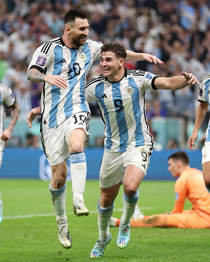 Com brilho de Messi e Álvarez, Argentina chega à final da Copa