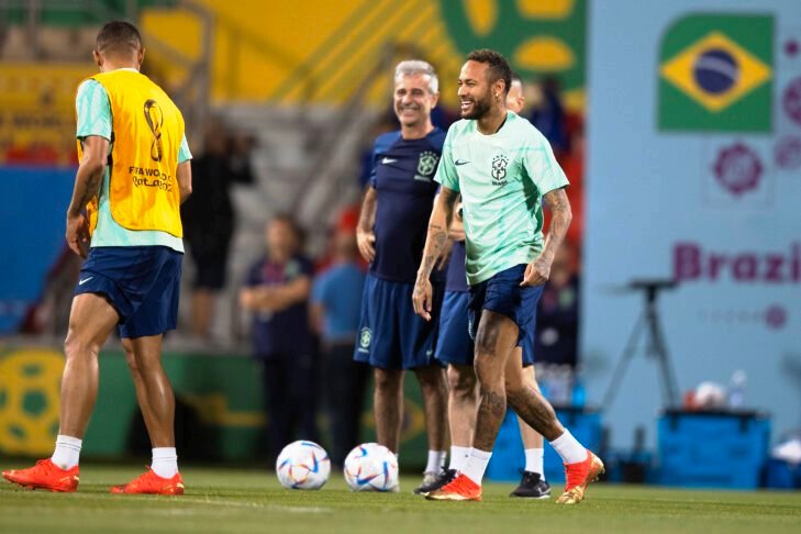 Neymar e Danilo treinam antes de jogo contra a Coreia do Sul