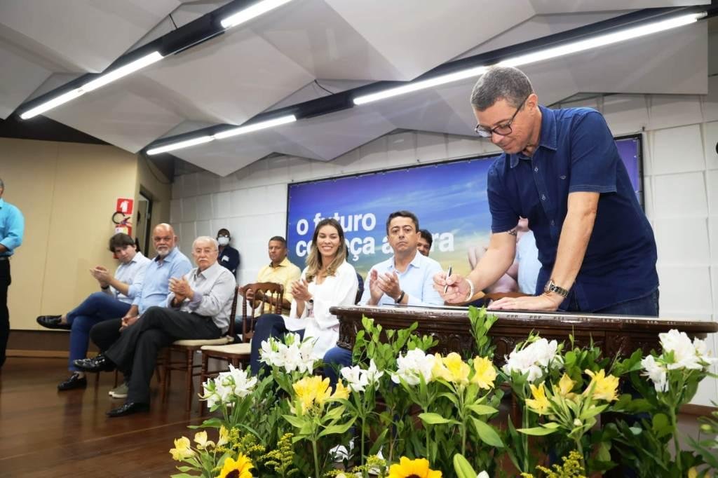 Fábio anuncia R$ 2,3 milhões para times de futebol feminino e masculino