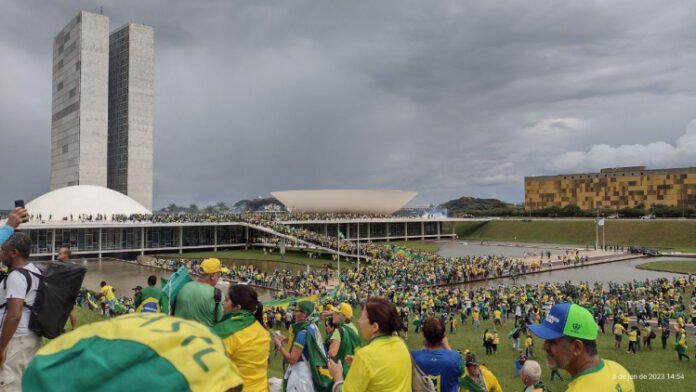 Manifestantes furam bloqueio e invadem Esplanada em Brasília; veja vídeo