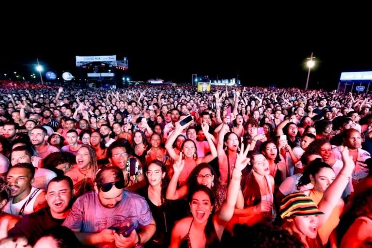 Público celebra retorno do Projeto Verão e comparece em massa à Atalaia