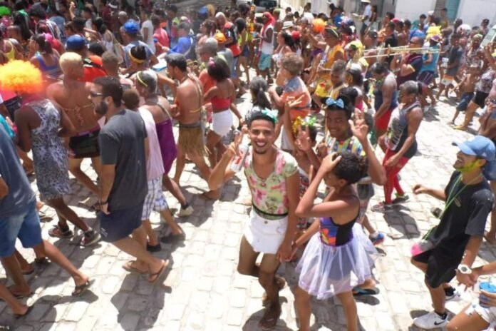 Bloco ‘Meninas do Quintalé’ anima a terça-feira de Carnaval em Laranjeiras