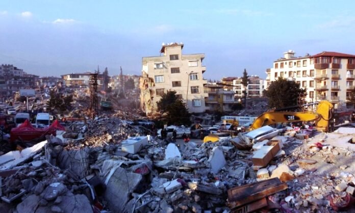 Número de mortos por terremoto na Turquia e na Síria passam de 33 mil