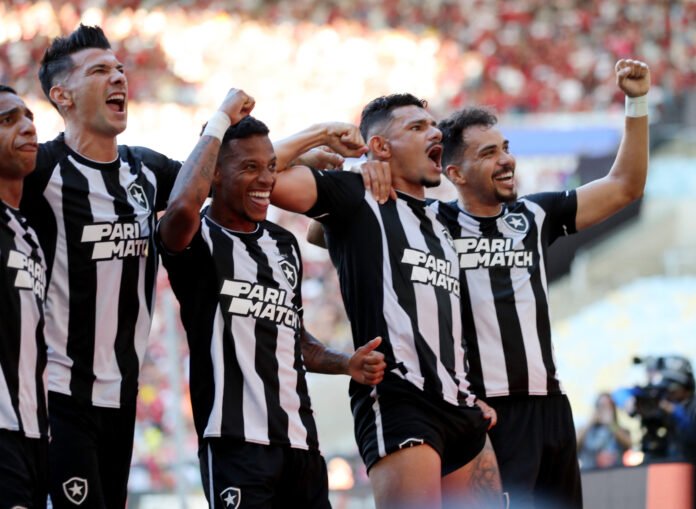 Botafogo vence Flamengo e é novo líder do Brasileirão