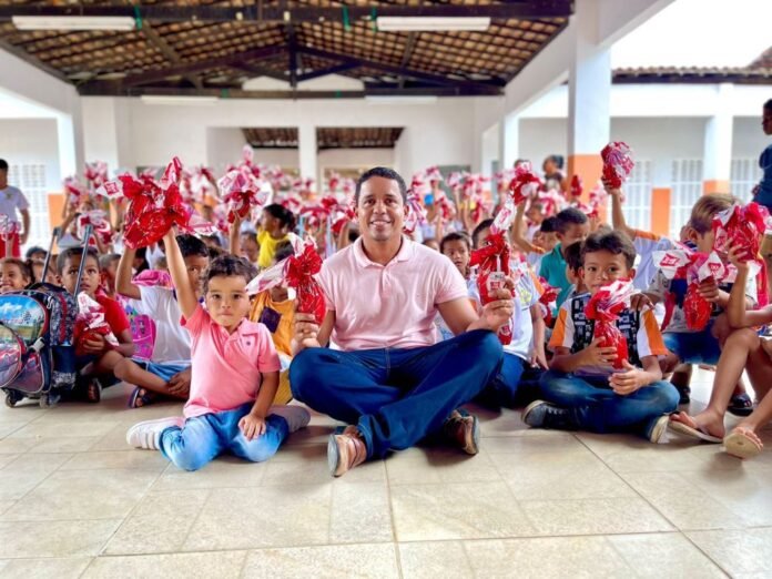 Adriano Carvalho entrega Ovos de Páscoa para alunos da Rede Pública