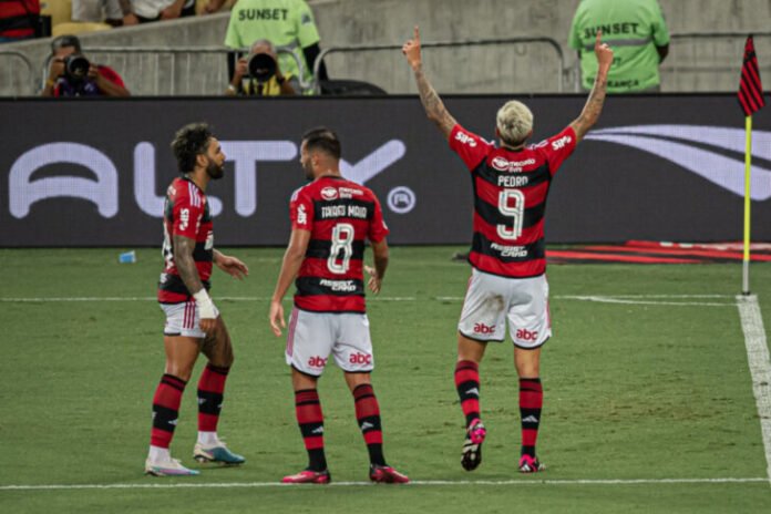 Flamengo derrota Fluminense e fica mais perto títul