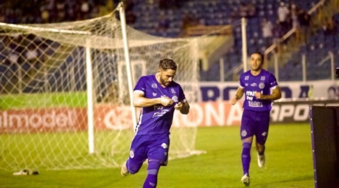 Confiança vence o Altos de virada na Arena Batistão