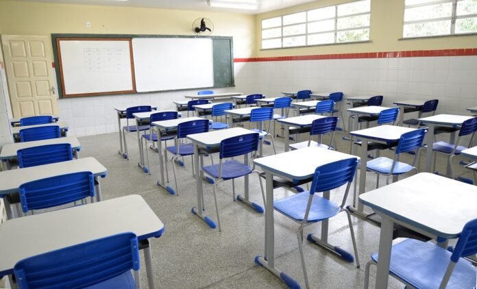 Prefeitura de Laranjeiras informa que nesta segunda (29) as aulas na rede municipal serão retomadas