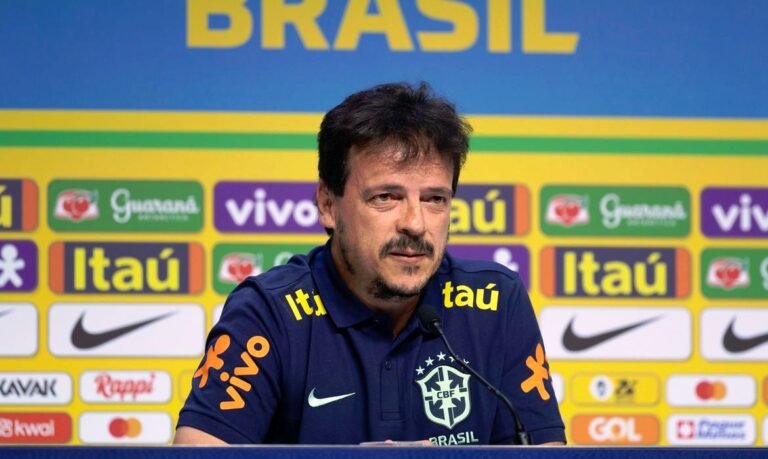 Fernando Diniz convoca Seleção quase sem alterações