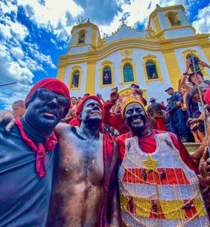 Prefeitura realiza festa dos Lambe-sujos x Caboclinhos com absoluto sucesso