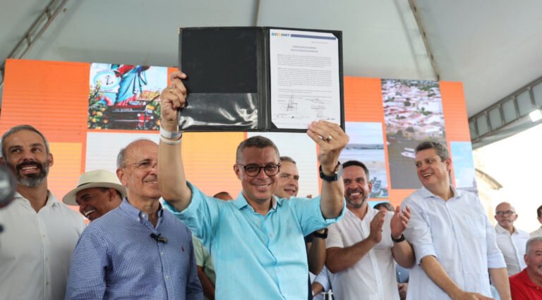 Fábio Mitidieri e Paulo Dantas e os ministros Renan Filho e Márcio Macedo assinam ordem de serviço da ponte Neópolis-Penedo