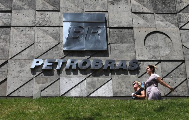 Após sessão turbulenta da Petrobras, ações fecham em queda com críticas de Lula sobre dividendos