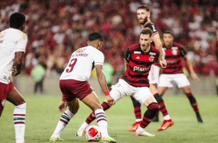 Fluminense joga melhor que o Flamengo, mas não sai do empate